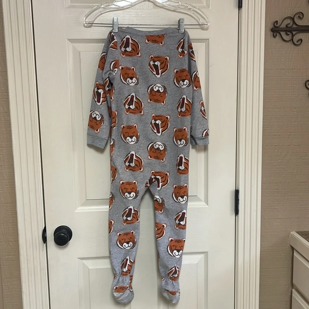 Just one you by Carter’s footed pajamas. Size 5T. Great condition!